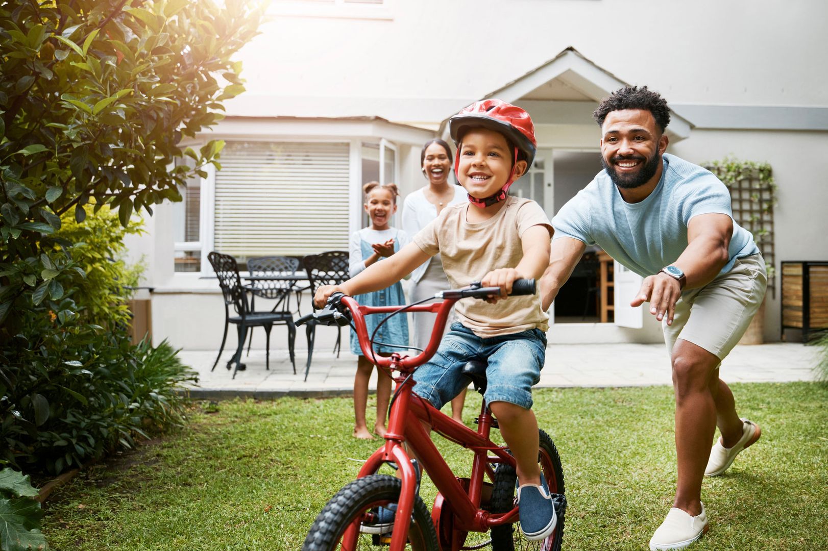 Freudige Familie mit Junge auf Fahrrad