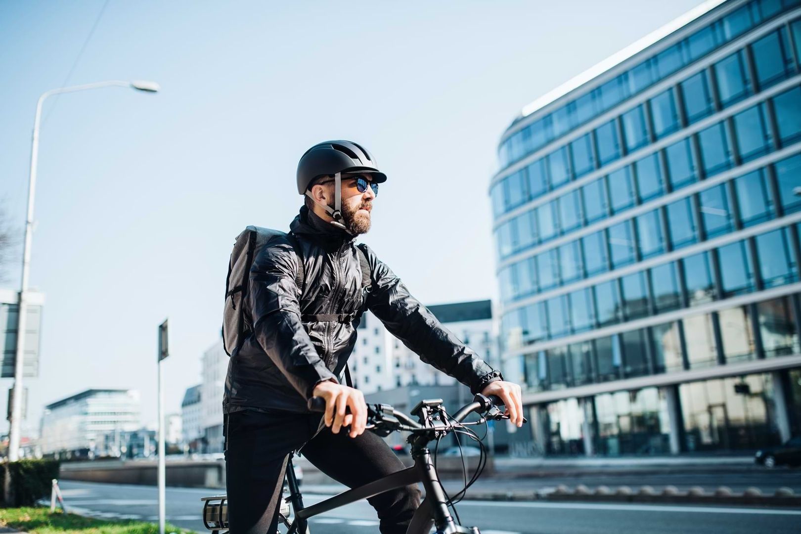 Mann auf Elektro Fahrrad